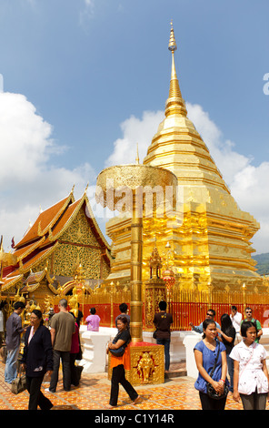 Touristen auf den berühmten buddhistischen Tempel Wat Phrathat Doi Suthep in Chiang Mai, Thailand Stockfoto