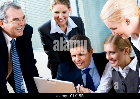 Porträt von zuversichtlich Mitarbeiter bei Treffen im Büro miteinander interagieren Stockfoto