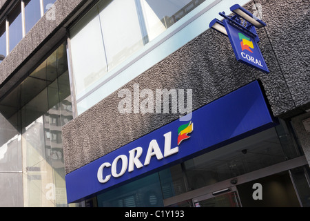 Markanten blauen Farbgebung, Logo und Beschilderung der Hautpstraße Buchmacher CORAL. Stockfoto