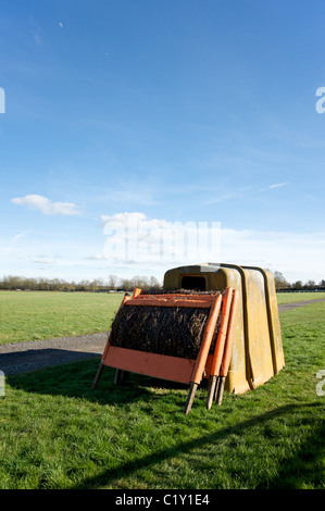 Teile des Fechtens gestapelt neben den Kurs bei Stratford-upon-Avon Rennbahn, Warwickshire, England, UK Stockfoto