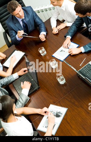 Über Ansicht von jungen Mitarbeitern, die Interaktion mit einander zu treffen Stockfoto