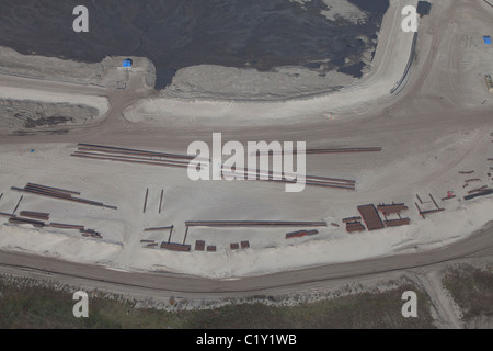 Industrielle Rohrleitungen auf Sand am Athabasca Oil Sands, Luftaufnahme, Fort McMurray, Alberta, Kanada Stockfoto