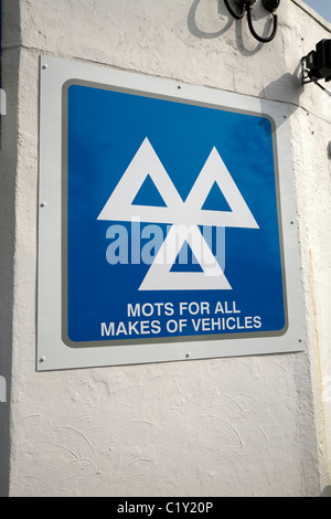 MOT / MOTs Zeichen / Logo in einer Garage, die auch ein Ministerium für Verkehr-Auto und Fahrzeug testen und Tankstelle. Stockfoto