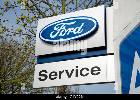 Anmelden / Abzeichen bei Ford garage / Tankstelle / Service Center. Stockfoto