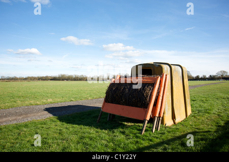 Teile des Fechtens gestapelt neben den Kurs bei Stratford-upon-Avon Rennbahn, Warwickshire, England, UK Stockfoto