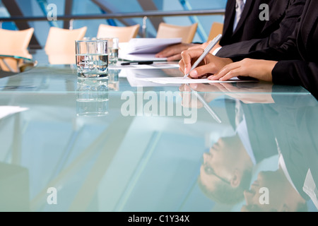 Menschliche Hände halten Sie Stift und Notizen während der Konferenz Stockfoto