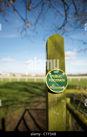 Ein Wegweiser markiert die Route von einem öffentlichen Wanderweg durch Stratford Rennbahn, Stratford Warwickshire, England, UK Stockfoto