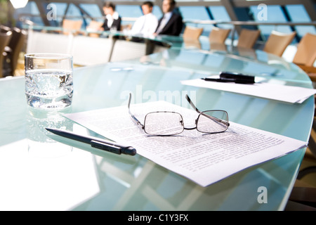 Bild von mehreren Objekten liegen auf dem Tisch im Konferenzraum Stockfoto