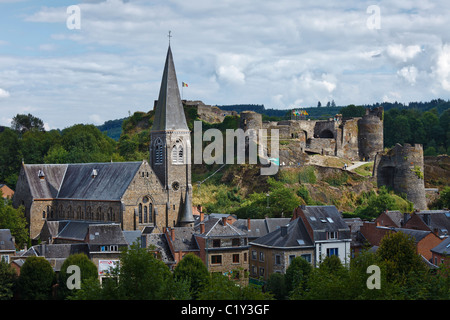 St.-Nikolaus Kirche und das Schloss, La Roche-En-Ardenne, Luxemburg, Wallonien, Belgien Stockfoto