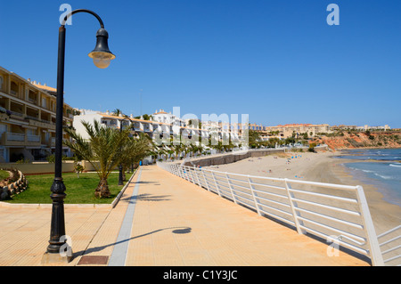 Die Promenade am Strand Aguamarina in Dehesa de Campoamor, Orihuela, Provinz Alicante, Spanien. Stockfoto