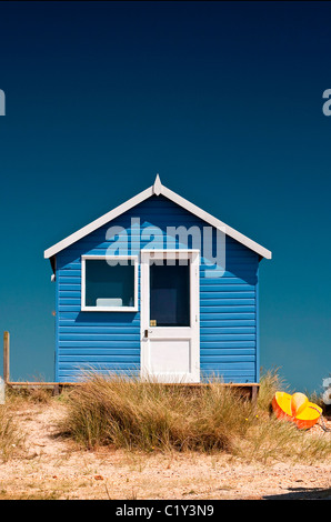 blaue und weiße Strandhütte mit einem gelben Boot daneben Hengistbury Head.copy space.upright Bild Stockfoto