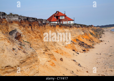 Thursley, ein Haus 80 m vom Meer entfernt in den 1940er Jahren im Bild kurz vor Abriss am 4. April 2011, Easton Bavents fällig Stockfoto