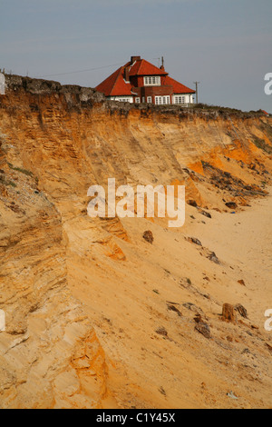 Thursley, ein Haus 80 m vom Meer entfernt in den 1940er Jahren im Bild kurz vor Abriss am 4. April 2011, Easton Bavents fällig Stockfoto