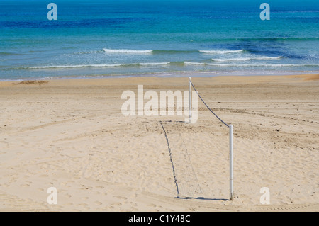 Volleyballnetz am Strand Aguamarina in Dehesa de Campoamor, Orihuela, Provinz Alicante, Spanien. Stockfoto