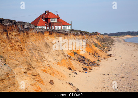 Thursley, ein Haus 80 m vom Meer entfernt in den 1940er Jahren im Bild kurz vor Abriss am 4. April 2011, Easton Bavents fällig Stockfoto