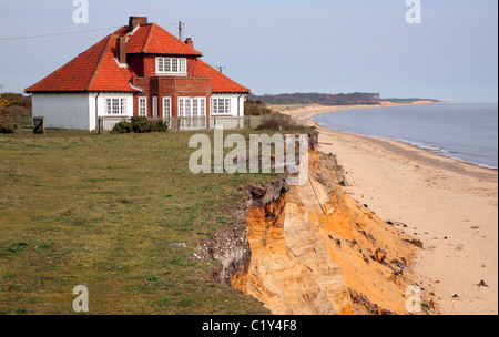 Thursley, ein Haus, 80 m vom Meer entfernt in den 1940er Jahren dargestellt Kurz vor Abriss am 4. April 2011, Easton Bavents, Suffolk, England, Großbritannien Stockfoto