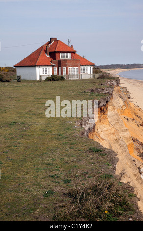 Thursley, ein Haus 80 m vom Meer entfernt in den 1940er Jahren im Bild kurz vor Abriss am 4. April 2011, Easton Bavents fällig Stockfoto