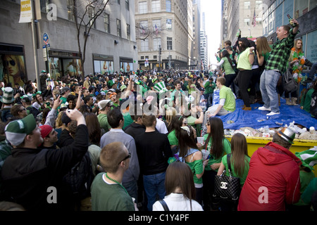 Große Anzahl von Jugendlichen "Dampf ablassen" an der St. Patricks Day Parade in New York City. Stockfoto