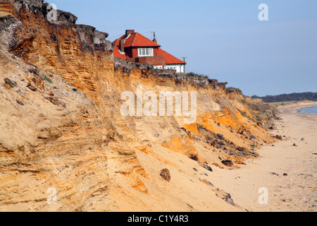 Thursley, ein Haus 80 m vom Meer entfernt in den 1940er Jahren im Bild kurz vor Abriss am 4. April 2011, Easton Bavents fällig Stockfoto