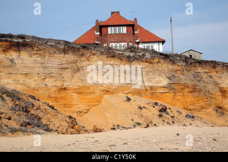 Thursley, ein Haus 80 m vom Meer entfernt in den 1940er Jahren im Bild kurz vor Abriss am 4. April 2011, Easton Bavents fällig Stockfoto