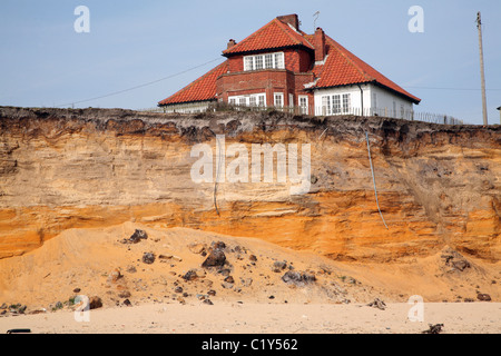 Thursley, ein Haus 80 m vom Meer entfernt in den 1940er Jahren im Bild kurz vor Abriss am 4. April 2011, Easton Bavents fällig Stockfoto