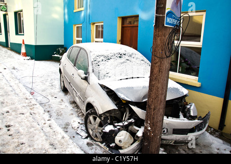 Auto prallte gegen Telegraphenmast in eisigen winterlichen Bedingungen Stockfoto