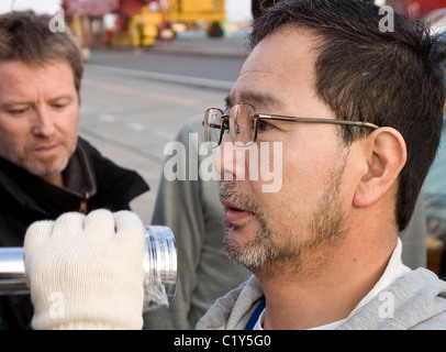 Mitglied der so genannten Fukushima 50 ist einen Strahlung Check vor dem Einstieg in die Kaiwomaru gegeben. Stockfoto