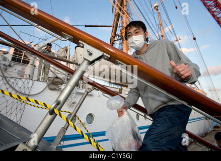 Mitglied der so genannten Fukushima 50 ist einen Strahlung Check vor dem Einstieg in die Kaiwomaru gegeben. Stockfoto