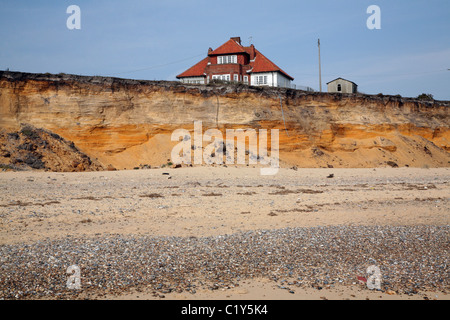 Thursley, ein Haus 80 m vom Meer entfernt in den 1940er Jahren im Bild kurz vor Abriss am 4. April 2011, Easton Bavents fällig Stockfoto