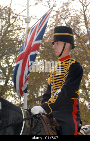 Ein Soldat der berühmten Kings Troop Royal Horse Artillery in Full Dress uniform. Frankfurt am Main, November 2007. Stockfoto