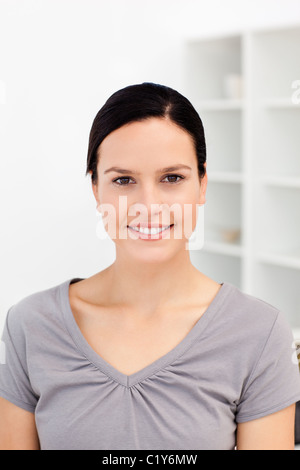Porträt einer europäischen Frau in der Küche Stockfoto