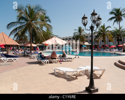 Der Poolbereich und die liegen des Atlantic Hotels in Banjul, Gambia, Westafrika Stockfoto