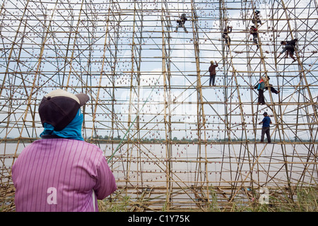 Arbeiter legen Kerosin-Laternen auf ein Feuer Boot.  Nakhon Phanom, Provinz Nakhon Phanom, THAILAND Stockfoto