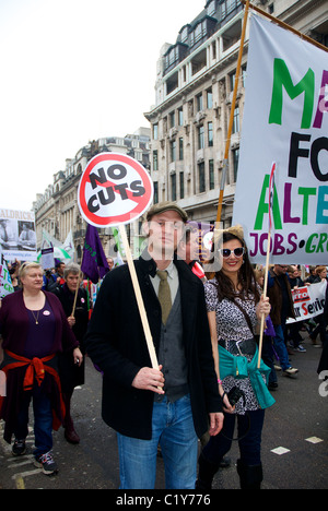 junges Paar mit keine Einschnitte unterzeichnen im März für die Alternative Rallye organisiert von der TUC, London, England Stockfoto