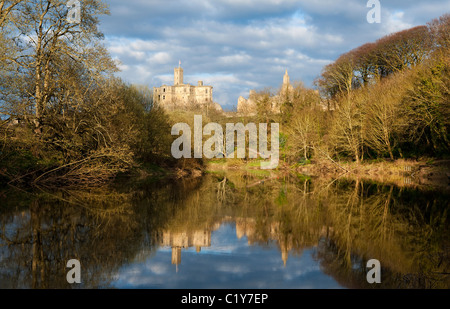 Warkworth Castle spiegelt sich in den Fluss Coquet. Stockfoto