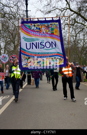 Demonstranten mit Unison Banner im März für die Alternative Rallye organisiert von der TUC, London, England Stockfoto