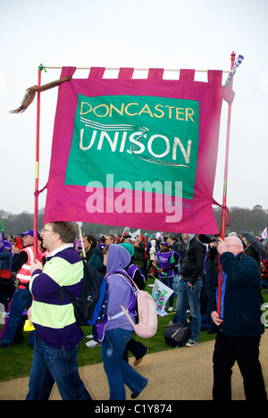 Demonstranten mit Doncaster Unison Banner im März für die Alternative Rallye organisiert von der TUC, London, England Stockfoto