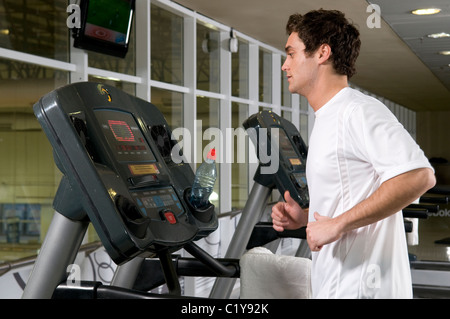 Bild, ein, Mann, Mann, laufen, laufen, Zug, Ausbildung, an a, Laufband Track, im Fitnessraum, 20-30 Jahre, Jahre, braun. Stockfoto