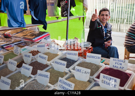 Junger Mann, der verschiedene Gewürze und Kräuter auf dem Basar in Belek, Antalya, Türkiye verkauft Stockfoto