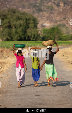 Mädchen tragen Körbe Andhra Pradesh in Indien Stockfoto