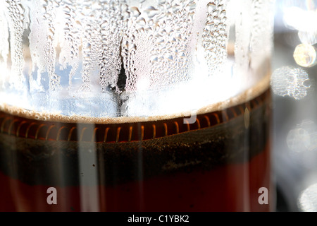 Kaffee in ein Getränketablett sickert Stockfoto