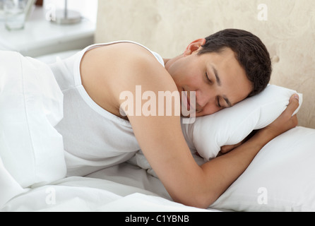 Netten Mann friedlich schlafend in seinem Bett Stockfoto