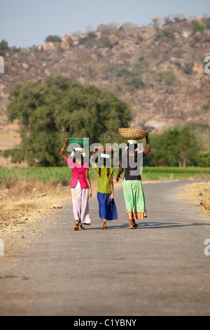 Mädchen tragen Körbe Andhra Pradesh in Indien Stockfoto