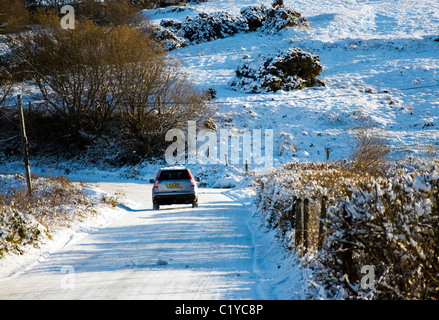 Auto fahren auf Eis Schnee bedeckten Straße Stockfoto