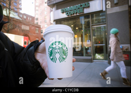 Ein Starbucks Kaffee Tasse mit ihrem neuen sans-Typografie-logo Stockfoto