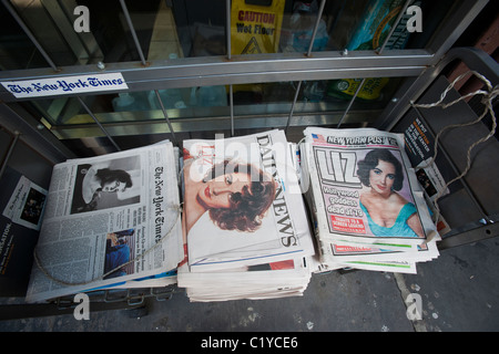 Schlagzeilen von New York Zeitungen Donnerstag, 24. März 2011 Bericht über den Tod von Hollywood-star Elizabeth Taylor Stockfoto