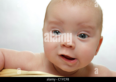 Nahaufnahme von niedlichen, lustigen Baby-Gesicht mit skurrilen Lächeln und sabbern. Stockfoto