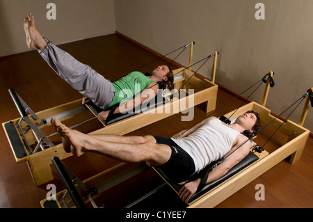 Bild 2, zwei, Männer, Mann, Kerl, Jungs, Sportler, Lay, liegend, erweitern, erweitern, Sstand, stehend, das Arme, zurück, Strecken. Stockfoto