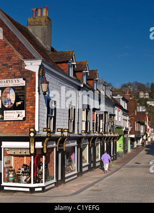 High Street in einer ruhigen Fußgängerzone und Harveys historische Brauerei shop untere Lewes, East Sussex UK Stockfoto