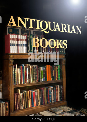 Antiquariat Fenster mit Zeichen und antike alte Bücher und Bücherregal mit Sun Abfackeln auf Fensterglas Stockfoto